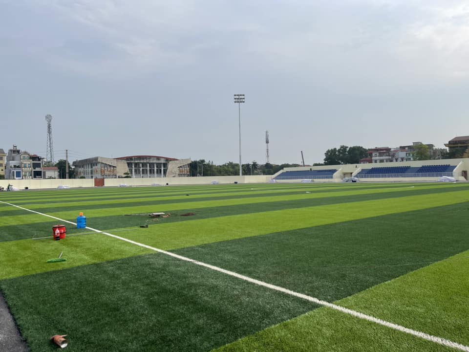thi công sân cỏ Sân vận động Phủ Thường (1)